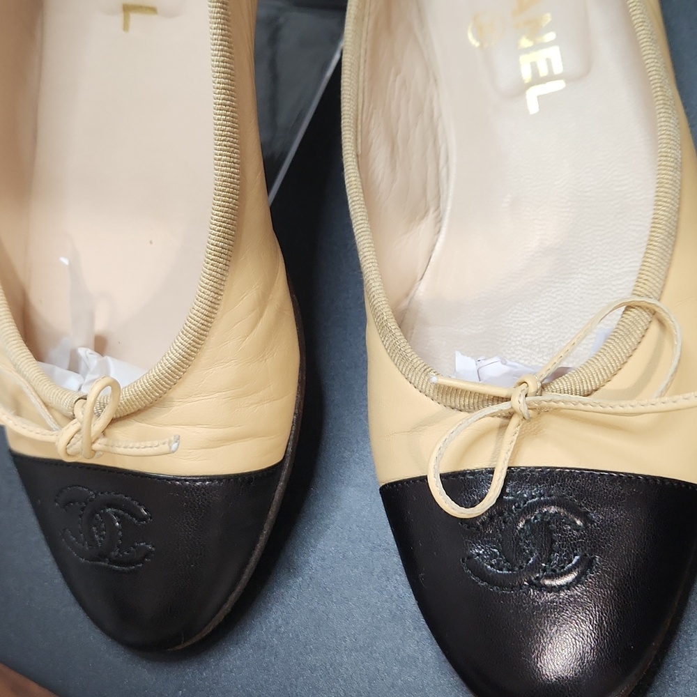 CHANEL Beige And Black Ballet Flats  Cap Toe With CC. Gorgeous 37.5 EU - Picture 10 of 15